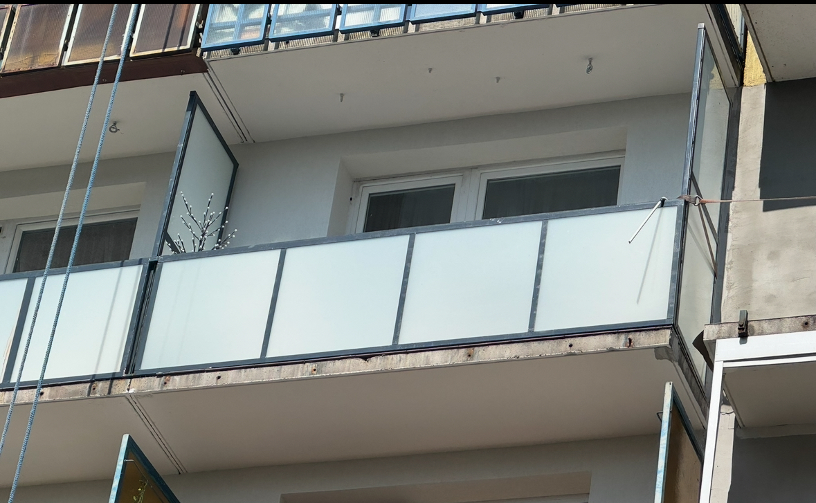 Erkélyszerkezet csere opál, belátásgátló biztonsági üvegezéssel. A régi, elhasználódott korlát helyett új acél vázszerkezet készült, amelybe opál felületű biztonsági üveg került beépítésre. Az új megoldás letisztult megjelenést biztosít, növeli az erkély használati komfortját, miközben megfelel a mai biztonsági és esztétikai elvárásoknak. A kivitelezés során kiemelt figyelmet kapott a pontos illesztés, a stabil rögzítés és az időjárásálló kialakítás.