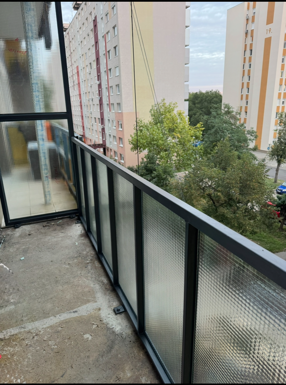 Új erkélykorlát beépítése drótbetétes biztonsági üveggel. A projekt során a meglévő erkély korlát teljes cseréje történt meg, egyedi méretre gyártott acél szerkezettel. A függőleges osztású vázba drótüveg került beépítésre, amely egyszerre biztosít fényáteresztést, belátáscsökkentést és fokozott biztonságot. A kialakítás stabil, időtálló megoldást nyújt társasházi erkélyek esetén, modern megjelenéssel és pontos illesztésekkel.