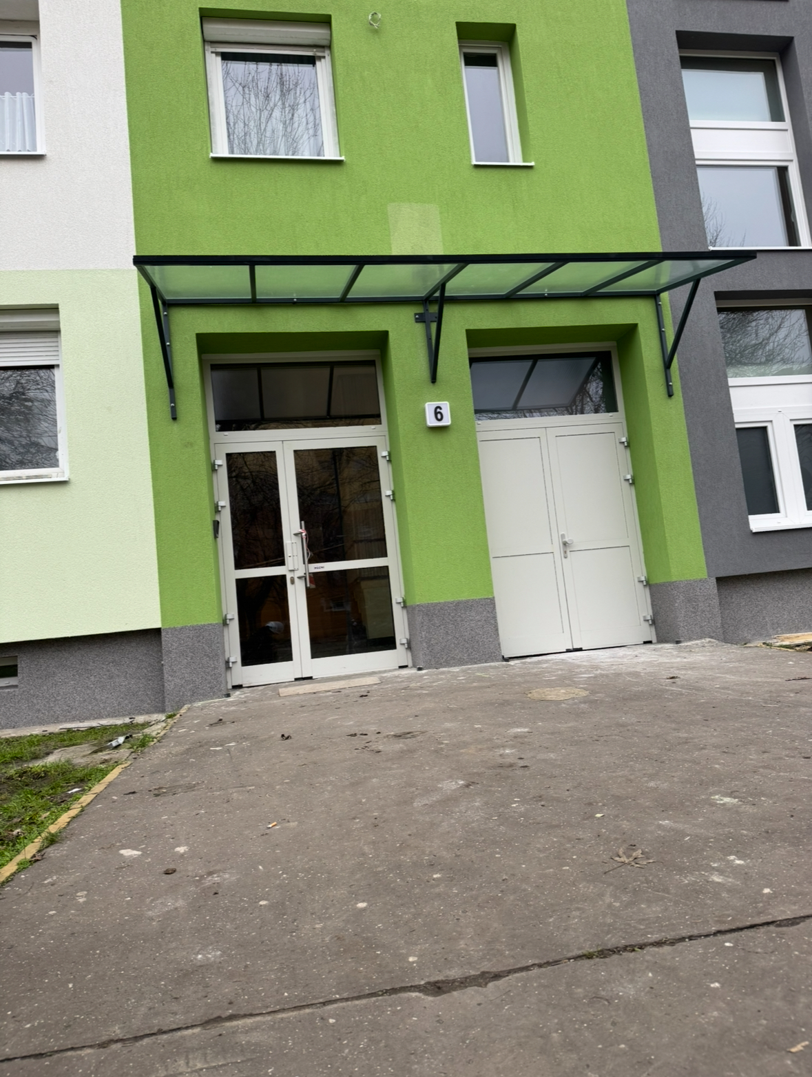 2025 – Társasházi előtetők teljes körű tervezése, gyártása és kivitelezése (12 db) A projekt során összesen tizenkét darab, egységes megjelenésű előtető készült társasházi bejáratok fölé. A munkát egyedi műszaki tervezés előzte meg, figyelembe véve a homlokzati kialakítást, a rögzítési pontokat és a terhelési igényeket. Az acél tartószerkezetek saját gyártásban készültek, majd helyszíni telepítést követően drótbetétes biztonsági üveg fedéssel kerültek beépítésre. Az elkészült előtetők hosszú távú védelmet nyújtanak a csapadék ellen, miközben esztétikusan illeszkednek a társasház arculatához.