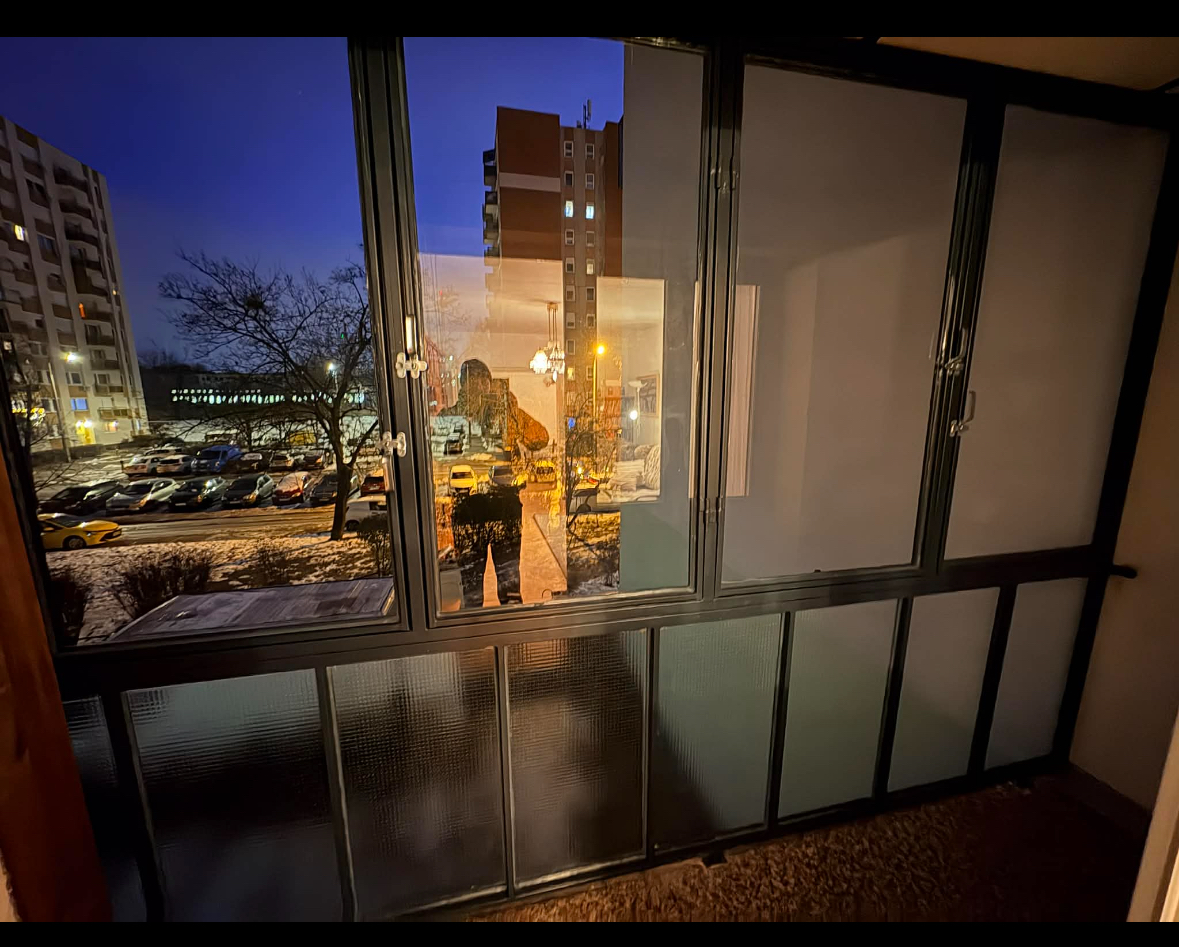 2026 – Teljes erkélybeépítés zártszelvényes acélszerkezettel (belső nézet)  A kivitelezés során egy teljes körű erkélybeépítés készült el, zártszelvényes szénacél vázszerkezettel, a lakás és a társasház adottságaihoz igazítva. A projektet részletes helyszíni felmérés és műszaki egyeztetés előzte meg, amely alapján az acél tartószerkezet egyedileg került legyártásra és beépítésre.  A kialakítás célja egy stabil, időtálló szerkezet, valamint egy jól használható, világos belső tér létrehozása volt. A felső nyíló üvegmezők biztosítják a természetes fényt és a szellőzési lehetőséget, míg az alsó fix szakaszok fokozott védelmet és intimitást nyújtanak.  Az elkészült erkélybeépítés növeli az ingatlan komfortját és használati értékét, miközben esztétikusan illeszkedik a lakás belső kialakításához.