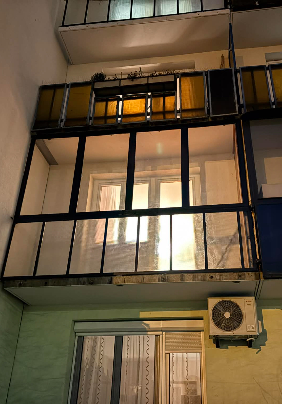 2026 – Teljes erkélybeépítés zártszelvényes acélszerkezettel (belső nézet)  A kivitelezés során egy teljes körű erkélybeépítés készült el, zártszelvényes szénacél vázszerkezettel, a lakás és a társasház adottságaihoz igazítva. A projektet részletes helyszíni felmérés és műszaki egyeztetés előzte meg, amely alapján az acél tartószerkezet egyedileg került legyártásra és beépítésre.  A kialakítás célja egy stabil, időtálló szerkezet, valamint egy jól használható, világos belső tér létrehozása volt. A felső nyíló üvegmezők biztosítják a természetes fényt és a szellőzési lehetőséget, míg az alsó fix szakaszok fokozott védelmet és intimitást nyújtanak.  Az elkészült erkélybeépítés növeli az ingatlan komfortját és használati értékét, miközben esztétikusan illeszkedik a lakás belső kialakításához.